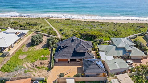 Absolute Oceanfront - Sunsets - Whitsundays Accommodation 0