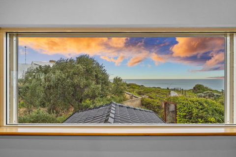 Absolute Oceanfront - Sunsets - Whitsundays Accommodation 4