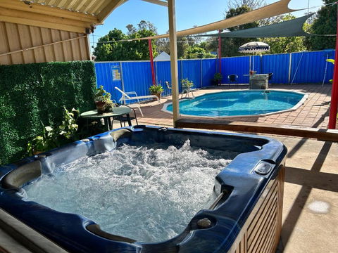 Acacia Rose Motor Inn - Whitsundays Accommodation 2