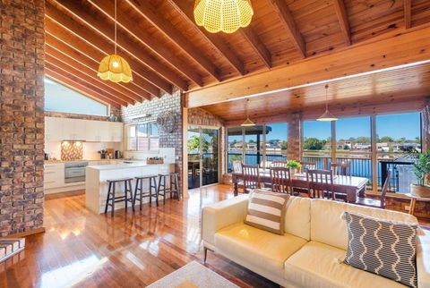 Acacia Shores - Waterfront - Whitsundays Accommodation 2