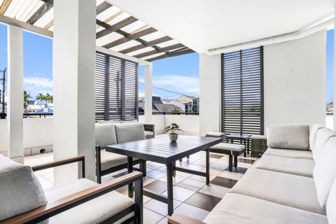 Accent On McLeod - Breezy Outdoor Living - Whitsundays Accommodation 1
