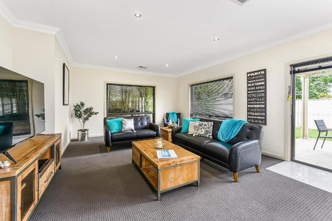 Accommodation On Lansell 1 Being Unit 1 Of 6 Lansell Street - Whitsundays Accommodation 2