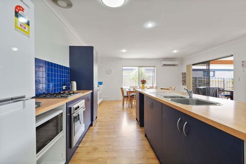 Across The Way, Golf And Beach Heaven - Whitsundays Accommodation 3