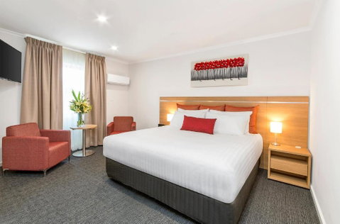 Adelaide Royal Coach - Whitsundays Accommodation 0