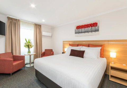 Adelaide Royal Coach - Whitsundays Accommodation 3