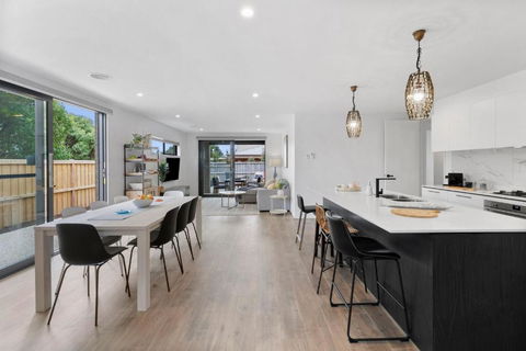 ADELPHI In The Point - Whitsundays Accommodation 3