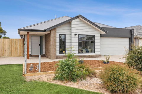 ADELPHI In The Point - Whitsundays Accommodation 0