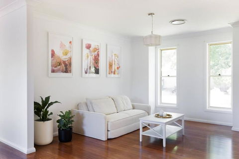 Adorable 1-bedroom Kuzman Guesthouse - Whitsundays Accommodation 0