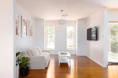 Adorable 1-bedroom Kuzman Guesthouse - Whitsundays Accommodation 1