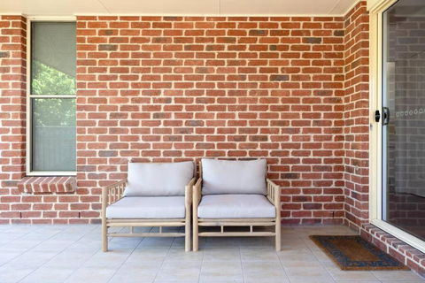 Adorable 1-bedroom Kuzman Guesthouse - Whitsundays Accommodation 2