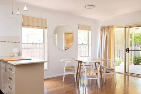 Adorable 1-bedroom Kuzman Guesthouse - Whitsundays Accommodation 3