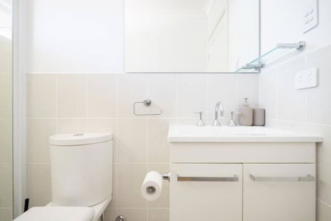 Adorable 1-bedroom Kuzman Guesthouse - Whitsundays Accommodation 4
