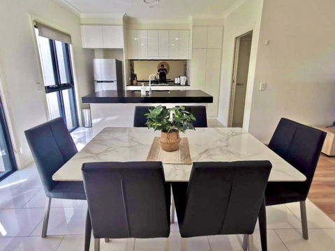 Adorable 3 Br Townhouse With Wifi & Parking - Whitsundays Accommodation 2