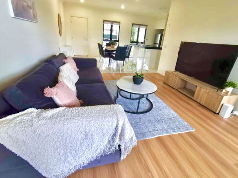 Adorable 3 Br Townhouse With Wifi & Parking - Whitsundays Accommodation 1