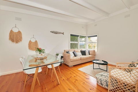 Adorable Beach Shack In The Heart Of Aireys Inlet - Whitsundays Accommodation 0