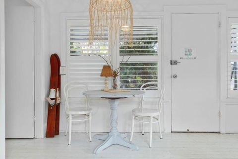 Adrift - Pet-friendly - 5 Min Walk To Bay - Rustic Charm - Whitsundays Accommodation 3
