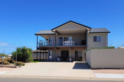 Agape Holiday Home With Pool Table ,NBN Internet - Whitsundays Accommodation 0