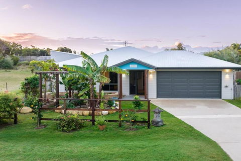 Agnes Retreat - 4 BR - 2 Min Walk To Beach - Whitsundays Accommodation 0