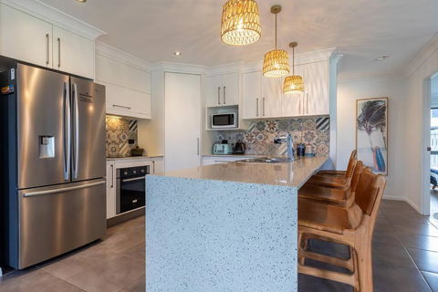 Agnes Retreat - 4 BR - 2 Min Walk To Beach - Whitsundays Accommodation 2