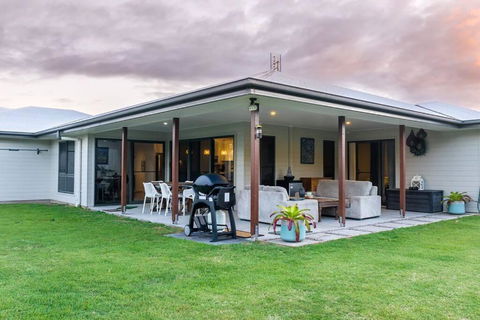 Agnes Retreat - 4 BR - 2 Min Walk To Beach - Whitsundays Accommodation 1