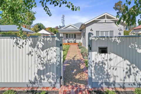 Ailsafield - Home In The Heart Of Mansfield - Whitsundays Accommodation 0