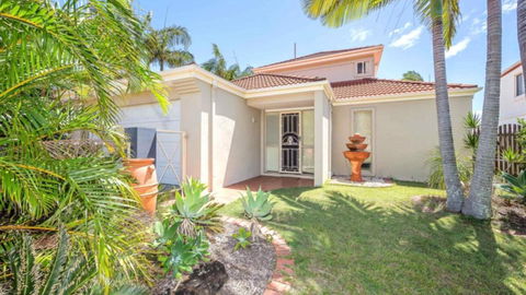 Air Conditioned Pet Friendly Canal Home With Wifi - Whitsundays Accommodation 1