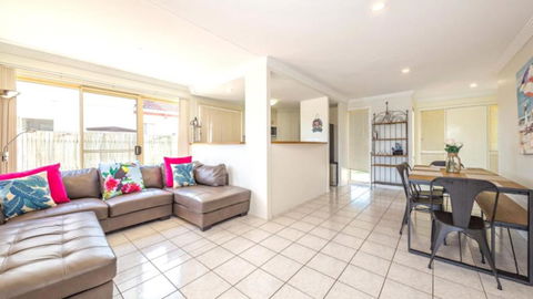Air Conditioned Pet Friendly Canal Home With Wifi - Whitsundays Accommodation 3