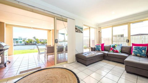 Air Conditioned Pet Friendly Canal Home With Wifi - Whitsundays Accommodation 4