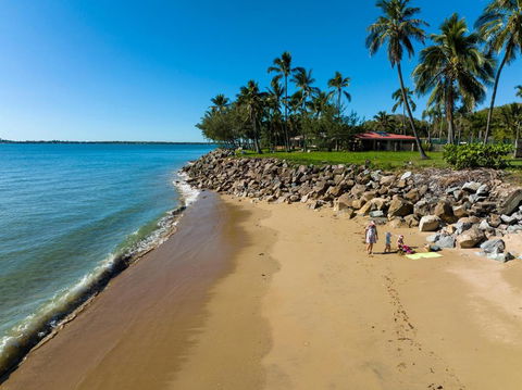 ABSOLUTE BEACH FRONT MACKAY - Blue Pacific - Whitsundays Accommodation 3