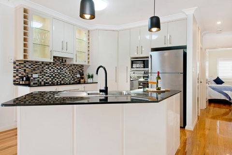 Adrift At Dolphin Cove Apt 5 - Riverfront Modern - Whitsundays Accommodation 3