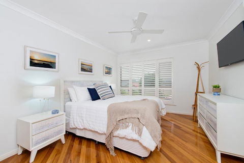 Adrift At Dolphin Cove Apt 5 - Riverfront Modern - Whitsundays Accommodation 4