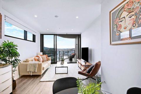 Above Brisbane King Suite With Rooftop Pool Deck - Whitsundays Accommodation 0