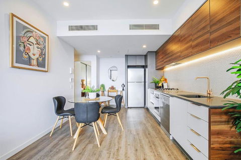 Above Brisbane King Suite With Rooftop Pool Deck - Whitsundays Accommodation 2