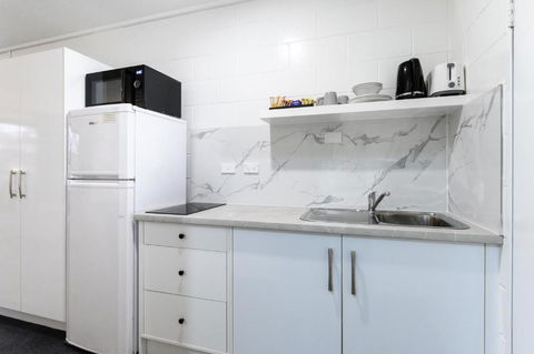 Aaron Motel - Whitsundays Accommodation 4