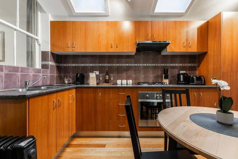 A Carlton Classic - Quaint Inner-City Getaway - Whitsundays Accommodation 2