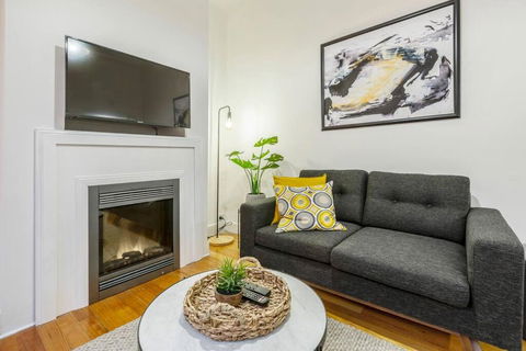 A Carlton Classic - Quaint Inner-City Getaway - Whitsundays Accommodation 3