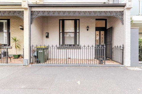 A Carlton Classic - Quaint Inner-City Getaway - Whitsundays Accommodation 4