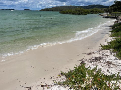 ABSOLUTE BEACHFRONT Port Stephens - Pindimar Beach House - Whitsundays Accommodation 3