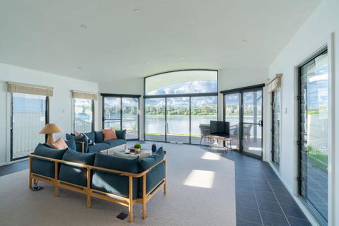 Absolute Waterfront Beach House - Whitsundays Accommodation 0