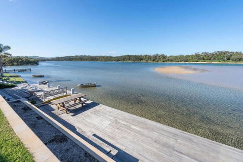 Absolute Waterfront Beach House - Whitsundays Accommodation 1