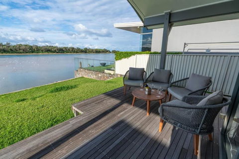 Absolute Waterfront Beach House - Whitsundays Accommodation 2