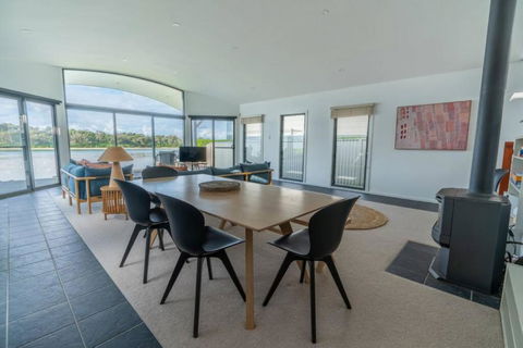 Absolute Waterfront Beach House - Whitsundays Accommodation 4
