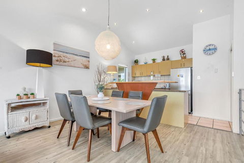 Andari Apartment 2, Sunshine Beach, Beachfront Street And Just Steps To Surf-club - Whitsundays Accommodation 2