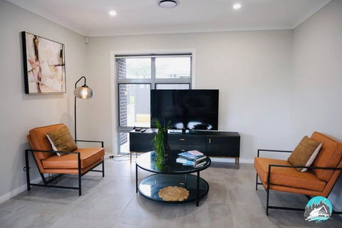 Aircabin - Denham Court - Modern - 4 Beds House - Whitsundays Accommodation 2
