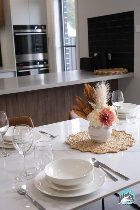 Aircabin - Denham Court - Modern - 4 Beds House - Whitsundays Accommodation 3