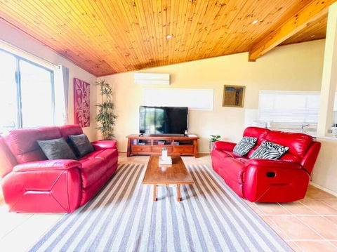 Aircabin - Tuggerawong - Lake Front - 3 Beds House - Whitsundays Accommodation 2