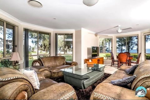 Aircabin - Tuggerawong - Lake Front - 9 Beds House - Whitsundays Accommodation 3