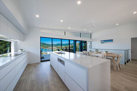 Airlie Bay View - Whitsundays Accommodation 4