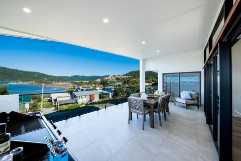 Airlie Bay View - Whitsundays Accommodation 1