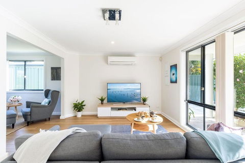 Akoya House 122 Tomaree Rd Pet Friendly Linen Air Conditioning WiFi And Boat Parking - Whitsundays Accommodation 2